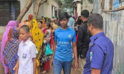 মায়ের মরদেহের পাশে কাঁদছিল শিশু, বাবা পলাতক