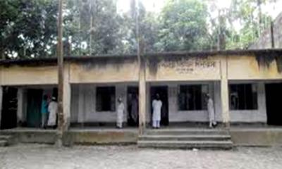 পরীক্ষার্থী ৪ জন, ৭ শিক্ষক মিলেও পারেননি পাশ করাতে