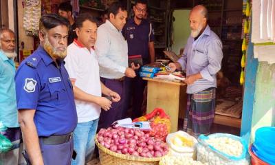 ম্যাজিস্ট্রেট দেখে ১৩৫ টাকার পেঁয়াজ ৬০ টাকায় বিক্রি