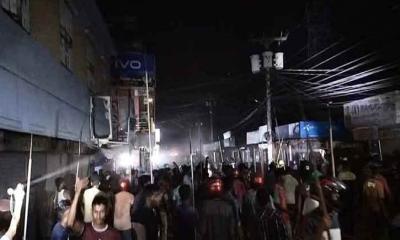 রাতে টর্চ লাইট জ্বালিয়ে ১২ গ্রামে সংঘর্ষ, পুলিশসহ আহত অর্ধশত