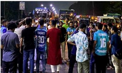 আ.লীগ নিষিদ্ধের দাবিতে মধ্যরাতে জাবি শিক্ষার্থীদের বিক্ষোভ মিছিল, মহাসড়ক অবরোধ