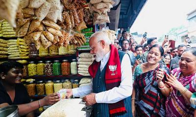 রাস্তার পাশের দোকানের ঝালমুড়ি খেলেন মোদি!