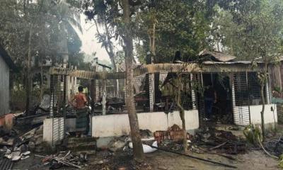 ফ্যাসিস্টের মোটিফ বানানো চিত্রশিল্পীর বাড়িতে আগুন