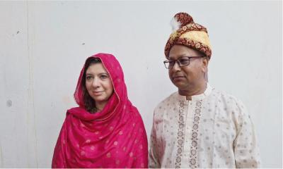 ২৪ বছর পর ডেনমার্কের রোমানাকে দ্বিতীয়বার বিয়ে করলেন বরগুনার মান্নু