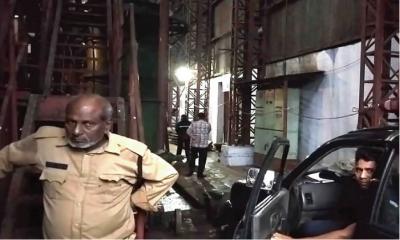 চিনিকল থেকে ট্রাক ভরে মালামাল নিয়ে গেল ডাকাতরা