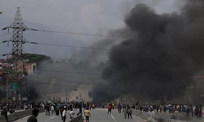 আবারও রাজপথে নামলেন তরুণেরা