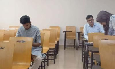 ভর্তি পরীক্ষায় অংশ নিলেন উপদেষ্টা আসিফ মাহমুদ