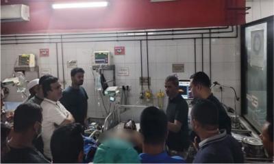 এক ঘণ্টা অবরুদ্ধ থাকার পর ঢামেকের বাগান গেট দিয়ে বেরোলেন আসিফ নজরুল 