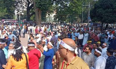 দশম গ্রেডের দাবিতে রাজধানীতে হাজার হাজার প্রাথমিক শিক্ষকের অবস্থান