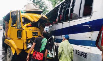 সাতসকালে বাস-ট্রাক সংঘর্ষে ঝরল ৩ প্রাণ