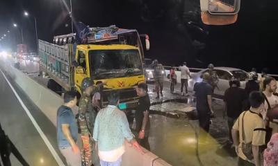 পদ্মা সেতুতে ট্রাকের পেছনে বাসের ধাক্কা, নিহত ৩