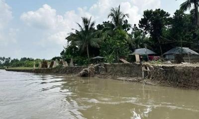 ‘নদী যেভাবে ভাঙছে, মনে হয় আর থাকতে পারমু না’