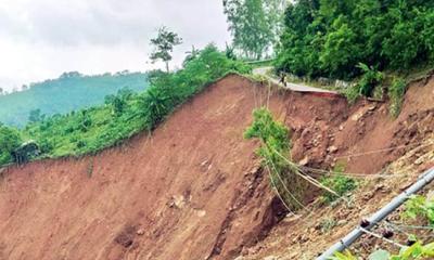 চট্টগ্রামে পাহাড় ধসে নিহত ২
