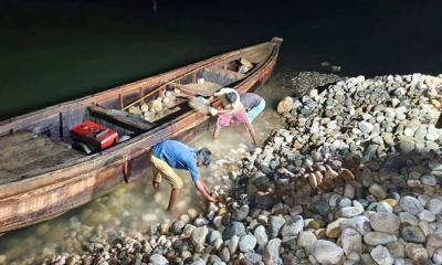সিলেটে পাথর লুটের ঘটনায় আটক ৫
