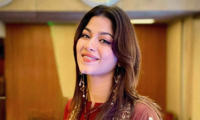 বিমান থেকে কেন লাফ দিতে চাইলেন অভিনেত্রী