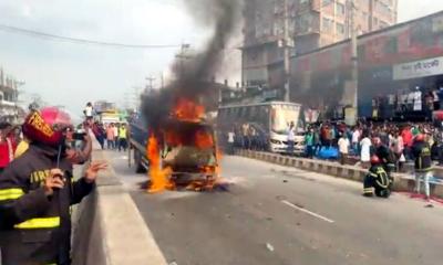 মহাসড়কে চলন্ত পিকআপে আগুন