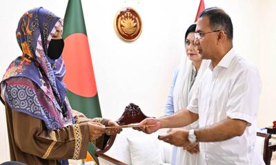 প্রধানমন্ত্রীর সঙ্গে গোলা বিস্ফোরণে শহীদ দুই সেনাসদস্যের পরিবারের সাক্ষাৎ