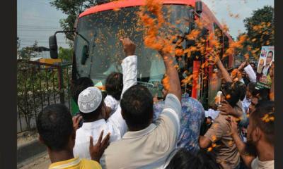 উচ্ছ্বাসের মহাসড়ক  জনতার ভালোবাসায় সিক্ত হয়ে ফেনীর পথে প্রধানমন্ত্রী