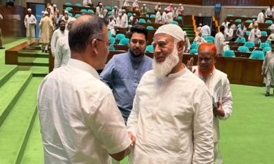 অধিবেশন শেষে প্রধানমন্ত্রী ও বিরোধীদলীয় নেতার কুশল বিনিময়