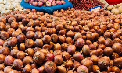 আমদানির খবরে একদিনেই পেঁয়াজের দাম কমেছে ৪০ টাকা