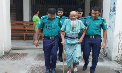 শতবর্ষী ইদ্রিস শেখ আদালতে কাঁদলেন এবং কাঁদালেন