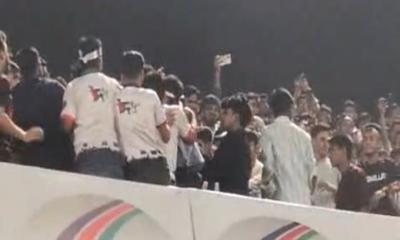 স্টেডিয়ামে সাকিবের প্ল্যাকার্ড-‘জয় বাংলা’ স্লোগান, সংঘর্ষে আহত ১০