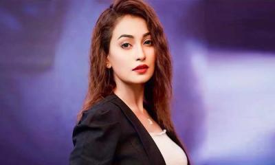 ছিনতাইয়ের শিকার রাজ রিপা, খোয়ালেন পরিচালকের খুশি হয়ে দেওয়া আইফোনটি