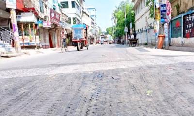 তীব্র গরমে চুয়াডাঙ্গায় গলে যাচ্ছে সড়কের পিচ