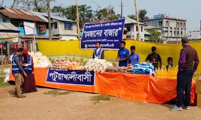 ‘রমজানের বাজারে’ কম দামে পণ্য পাচ্ছেন ক্রেতারা