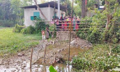 রাস্তার মাটি কেটে বাঁশের বেড়া, বিপাকে ৫০ পরিবার