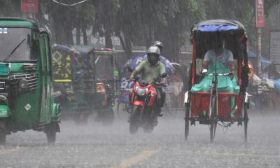 ১৩ অঞ্চলে ঝড়, ঢাকায় বজ্রবৃষ্টির আভাস