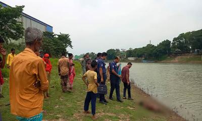 নদীর তীরে পড়ে ছিল যুবকের রক্তাক্ত বিবস্ত্র দেহ, হঠাৎ…