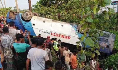 ঘুরতে বেরিয়ে সড়কে ঝরল মা-মেয়ের প্রাণ