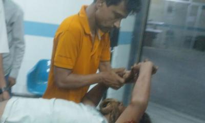 যুবককে দোকান থেকে বের করে কোপাল দুর্বৃত্তরা