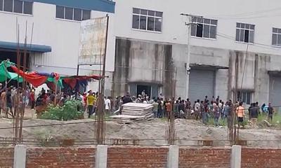 দুই কারখানার শ্রমিকদের মধ্যে সংঘর্ষ, আহত ৩০