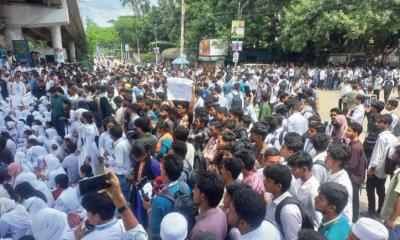 রাজধানীতে শিক্ষার্থীদের সড়ক অবরোধ