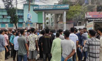 খুলনা মেট্রোপলিটন পুলিশ সদর দফতরে তালা দিল ছাত্র-জনতা