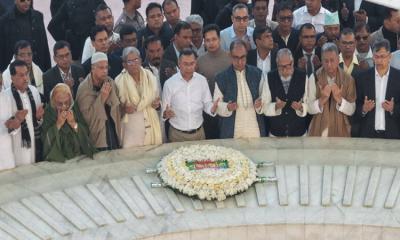 জিয়াউর রহমানের সমাধিতে তারেক রহমানের শ্রদ্ধা