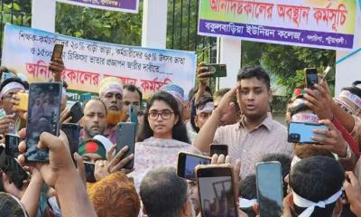 শিক্ষকদের সঙ্গে দেখা করে আন্দোলন চালিয়ে যেতে বললেন হাসনাত ও তাসনিম জারা