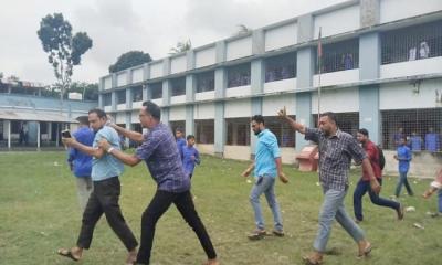 শিক্ষককে ঘাড় ধাক্কা দিয়ে স্কুল থেকে বের করলো জনতা