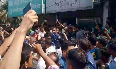 ছাত্রীর সঙ্গে অনৈতিক কর্মকাণ্ড, শিক্ষককে জুতার মালা পরিয়ে মারধর