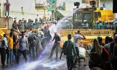 শিক্ষকদের ওপর জলকামান-সাউন্ড গ্রেনেড নিক্ষেপ