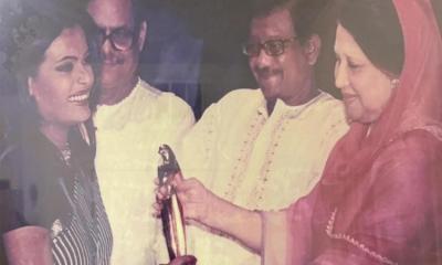 খালেদা জিয়ার হাত থেকে পুরস্কার গ্রহণের স্মৃতি সামনে আনলেন তমালিকা
