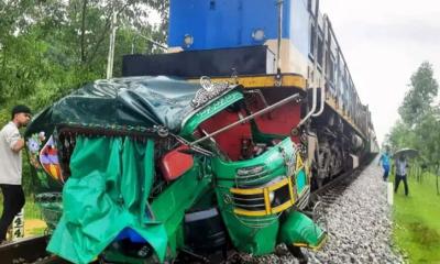 ট্রেনের ধাক্কায় দুমড়ে-মুচড়ে গেল অটোরিকশা, নিহত ৪