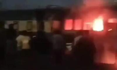 তেজগাঁওয়ে ট্রেনের বগিতে আগুন, হাতেনাতে আটক ২