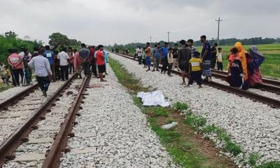ট্রেনের ছাদ থেকে পড়ে ৩ কিশোর-তরুণের মৃত্যু