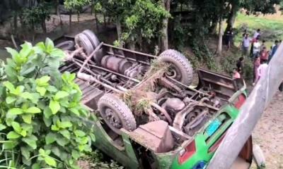 বৈদ্যুতিক খুঁটিতে বাসের ধাক্কা, নিহত ২