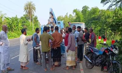 ঘোড়াঘাটে দাঁড়িয়ে থাকা ট্রাকে বাসের ধাক্কা, নিহত ৫
