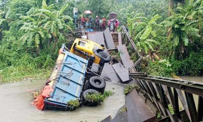 ব্রিজ ভেঙে ট্রাক নদীতে