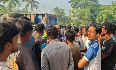 পাবনায় ট্রাকচাপায় দুই শিক্ষার্থীসহ নিহত ৩